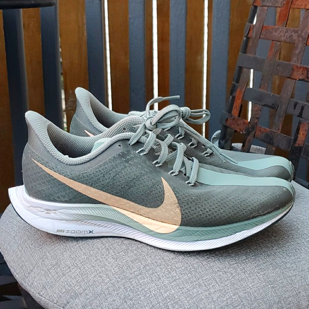 Nike Pegasus Turbo 35 in olive + blush ladies